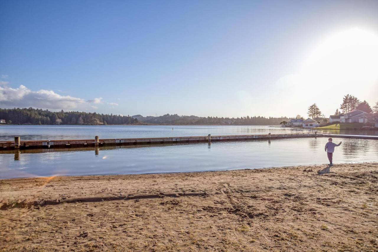 Regatta Park Lake House Lincoln City Exterior photo